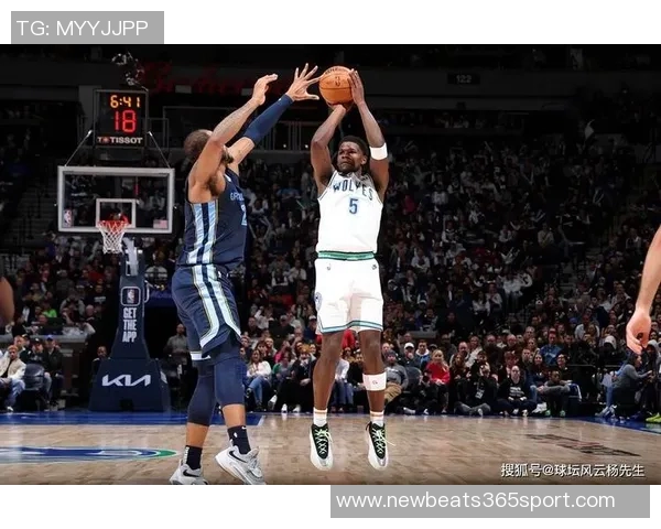 爱德华兹巧妙突破包夹精准传球助攻戈贝尔精彩扣篮得分