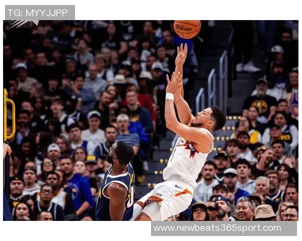 布克半场表现出色10投6中斩获15分并罚球全中助力球队稳定火力